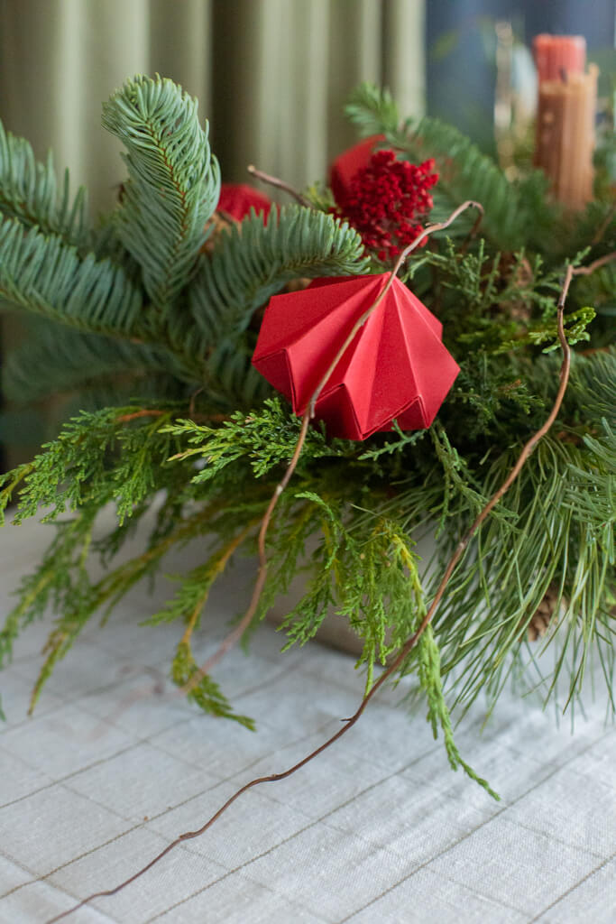 Pracownia zachwyt - czerwona kompozycja na stół wigilijny-02