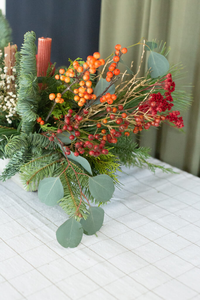 Pracownia zachwyt - czerwona kompozycja na stół wigilijny-04