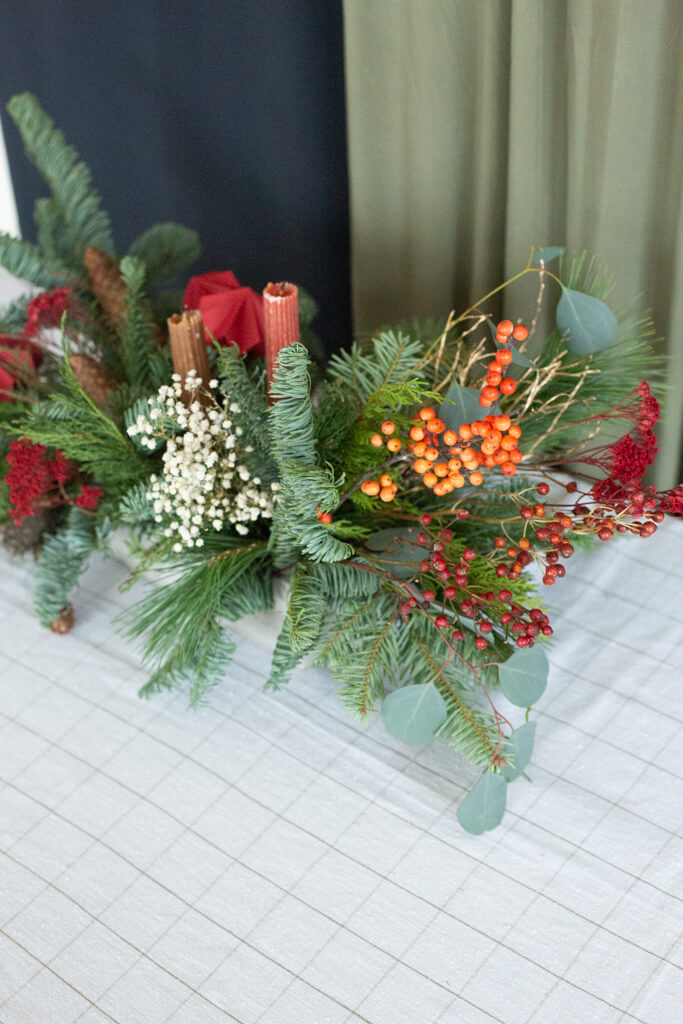 Pracownia zachwyt - czerwona kompozycja na stół wigilijny-07